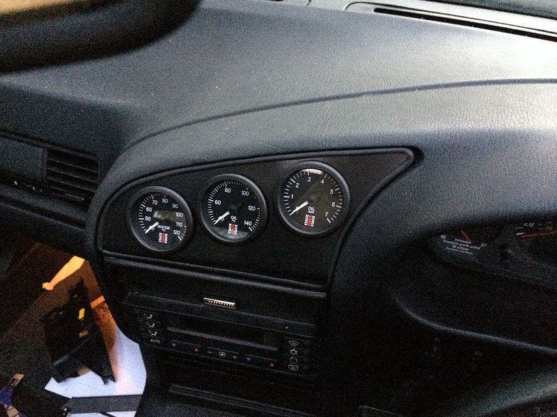 e36 gauge holder one off, fits in middle vent and holds 3 gauges