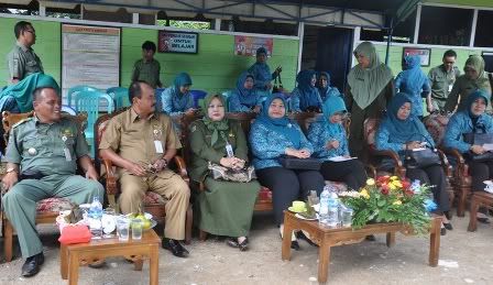 1. Wakil Ketua TP/PKK Kabupaten Banjar, Hj Norlaila Fauzan Saleh, didampingi tim penilai dari Provinsi meninjau stand kerajinan-kerajinan yang dihasilkan oleh para kader PKK dan masyarakat Desa Kelampayan Tengah Kecamatan Astambul (26/11)